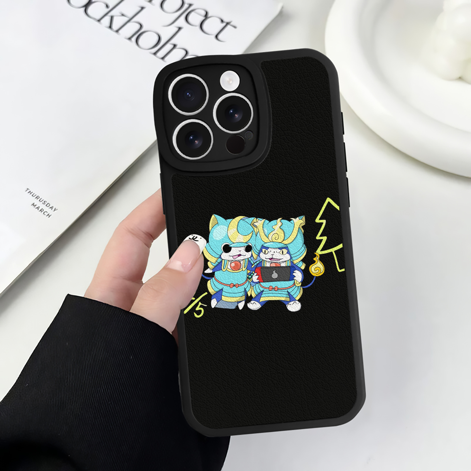 （画像用） 妖怪ウォッチ Yo-kai Watch 【iPhone 16シリーズ対応】シリコンスマホケース（レザー調） 材質：シリコン